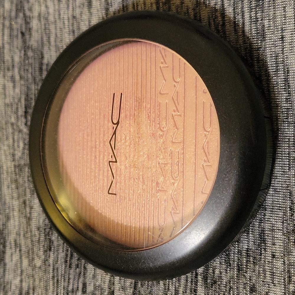 Mac Extra Dimensions  Skinfinish --Beaming Blush .31oz
